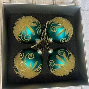 Seasons Design green with gold 4 ornaments